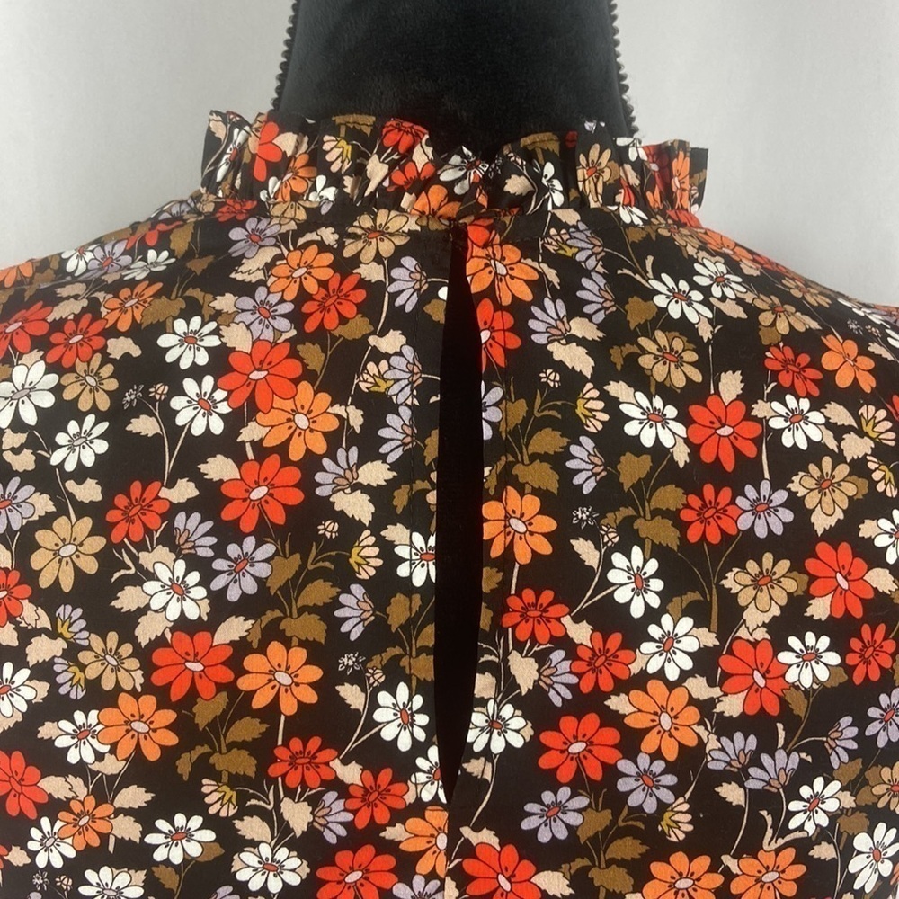 Moodie Marie Floral Blouse with Cap Sleeves and Key Hole Cut Out - Picture 5 of 9
